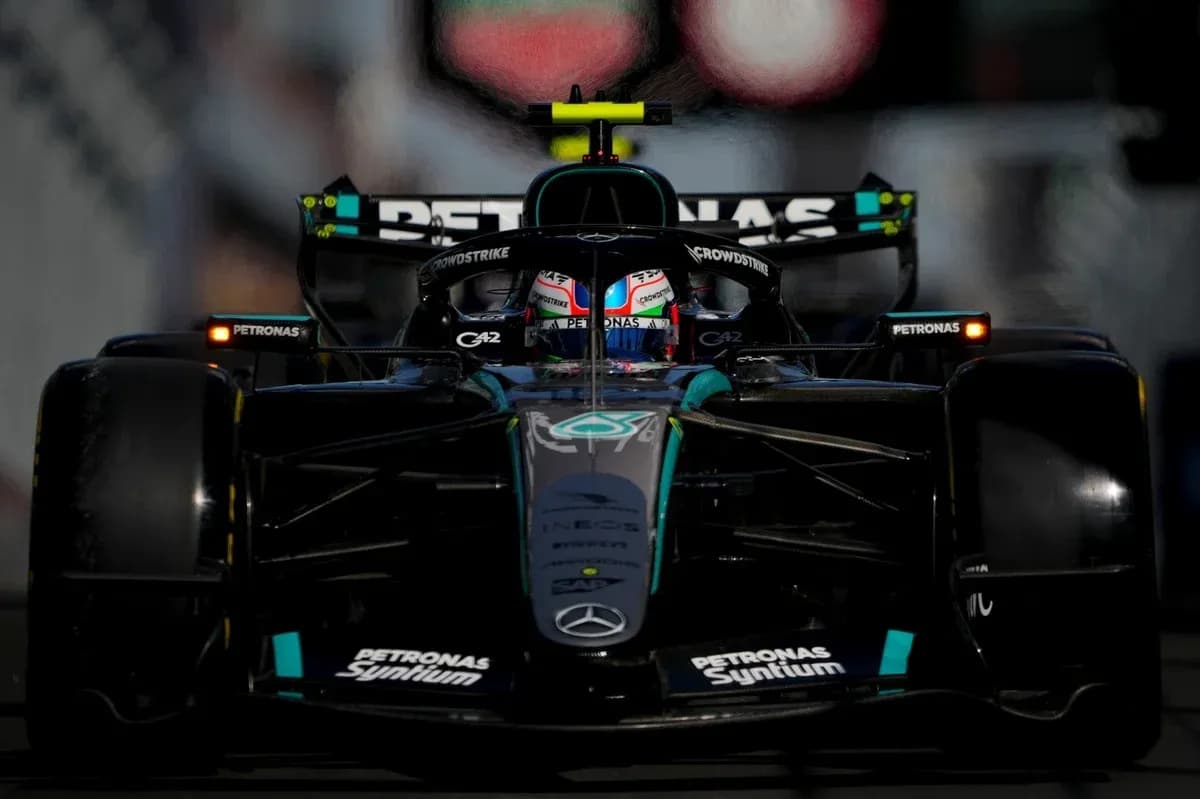 Coche de Fórmula 1 Mercedes en pista