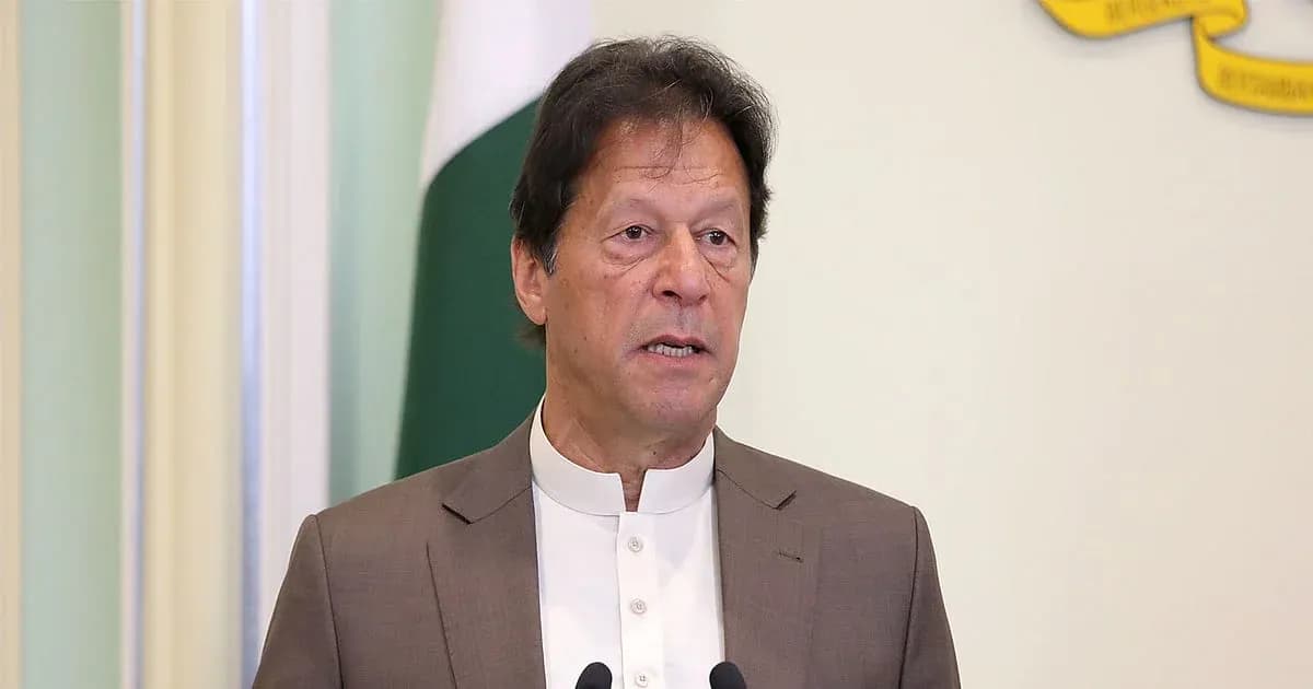 Hombre hablando en un podio con bandera de Pakistán