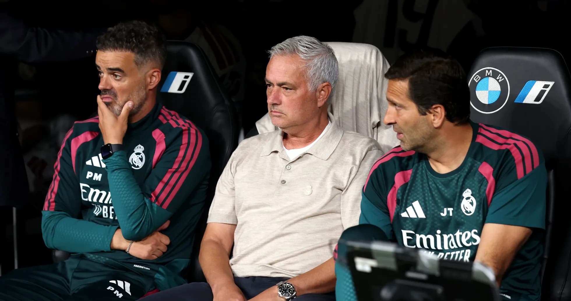 Entrenadores de Real Madrid sentados en el banquillo