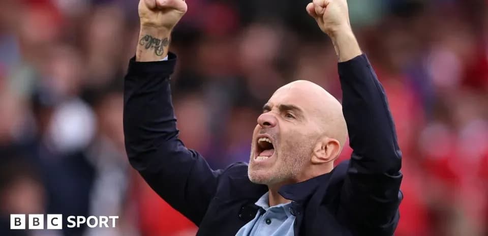 Entrenador celebrando con puños en alto durante partido