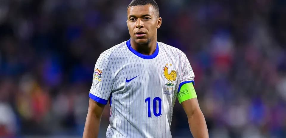 Jugador con camiseta de Francia en el campo