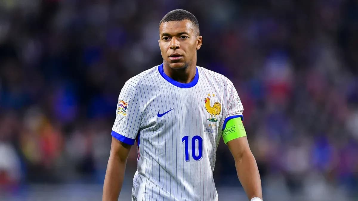 Jugador con camiseta de Francia en el campo