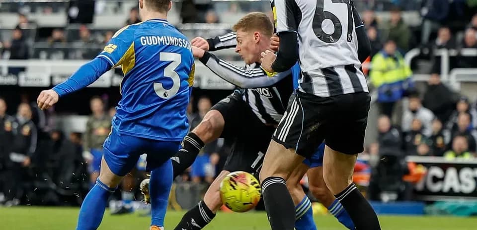 Jugadores de Leeds y Newcastle luchando por el balón