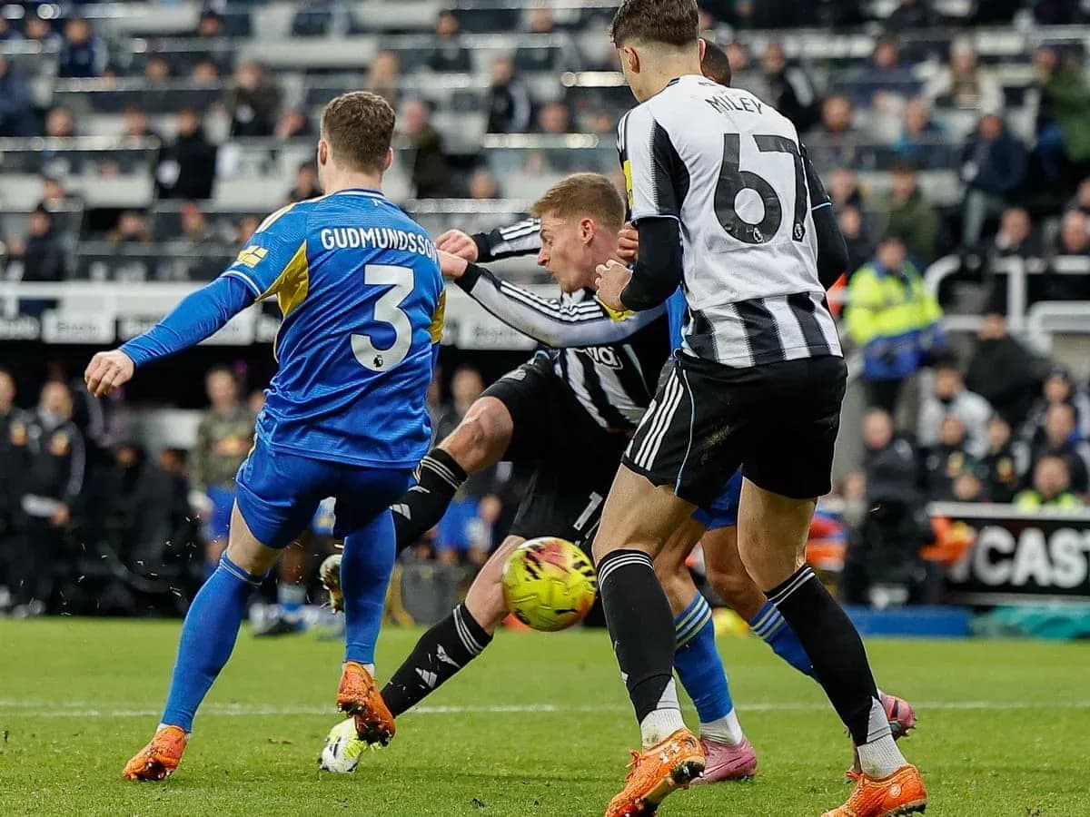 Jugadores de Leeds y Newcastle luchando por el balón