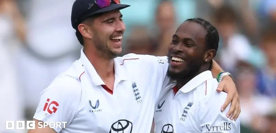 Jugadores de cricket celebrando un wicket en el campo