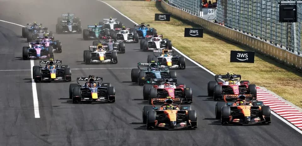 Varios coches de Fórmula 1 compitiendo en carrera
