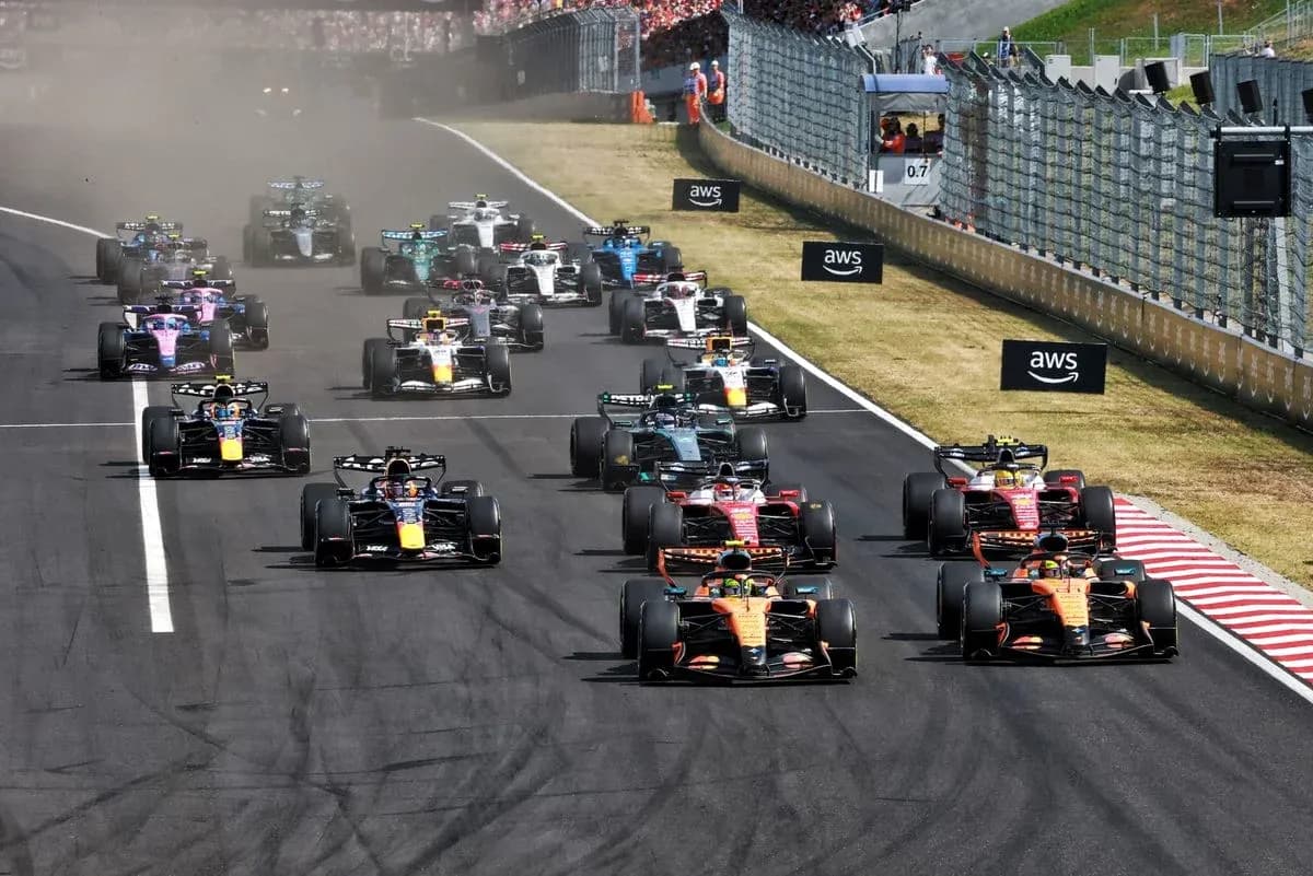 Varios coches de Fórmula 1 compitiendo en carrera