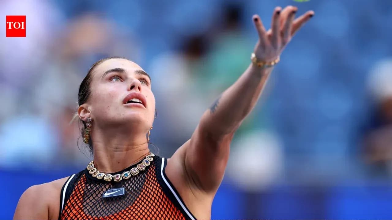 Jugadora de tenis realizando un saque en partido