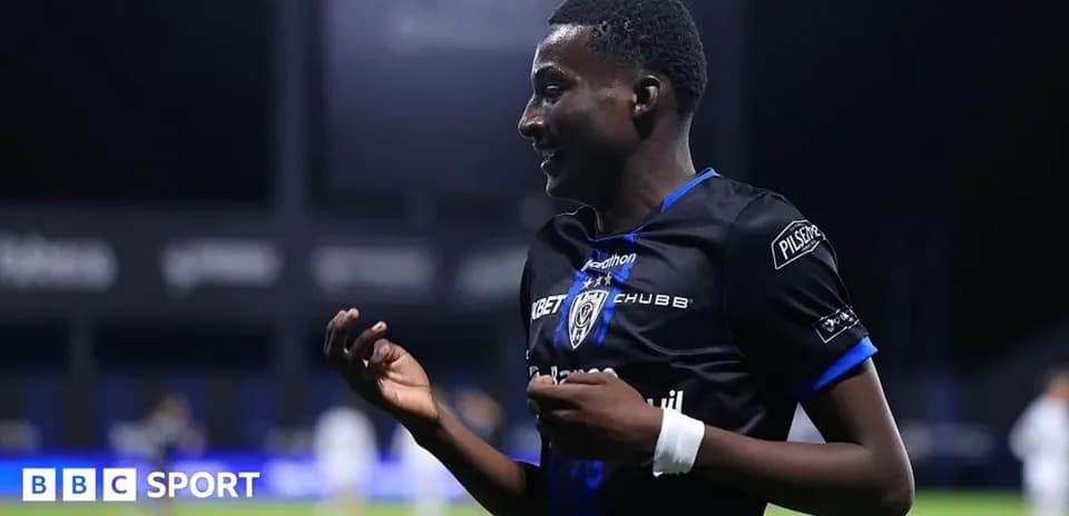 Jugador sonriendo en el campo durante un partido