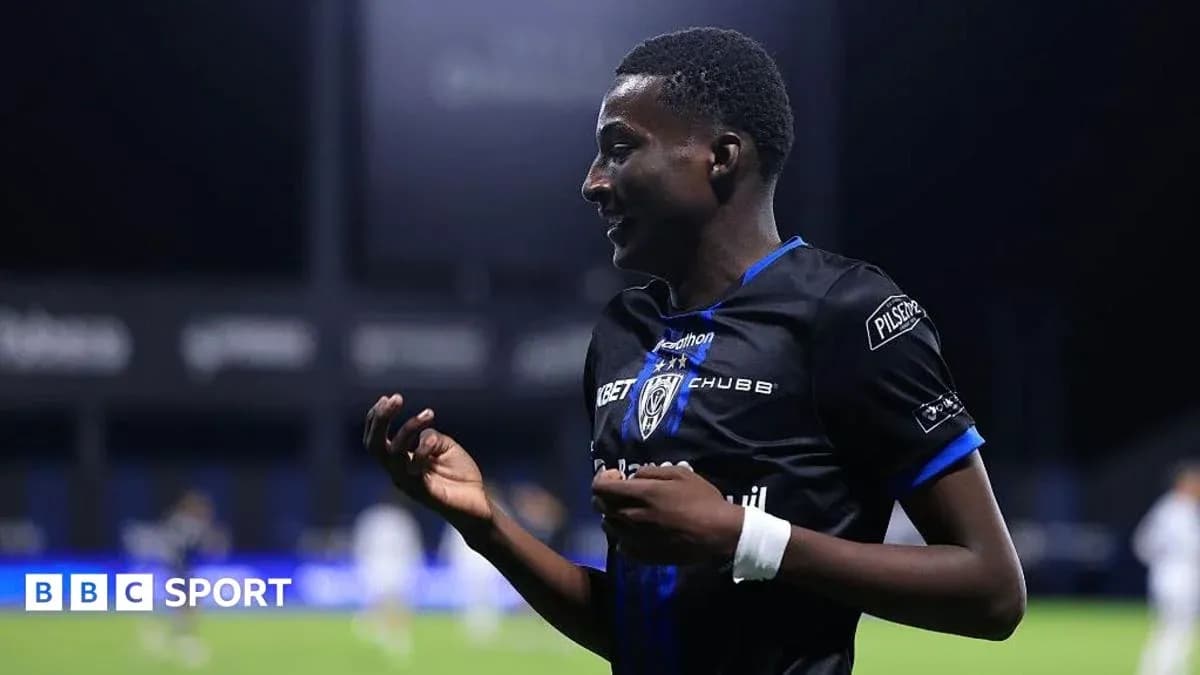 Jugador sonriendo en el campo durante un partido