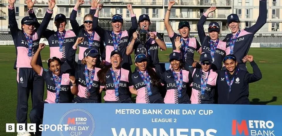 Equipo femenino celebrando victoria en el Metro Bank One Day Cup