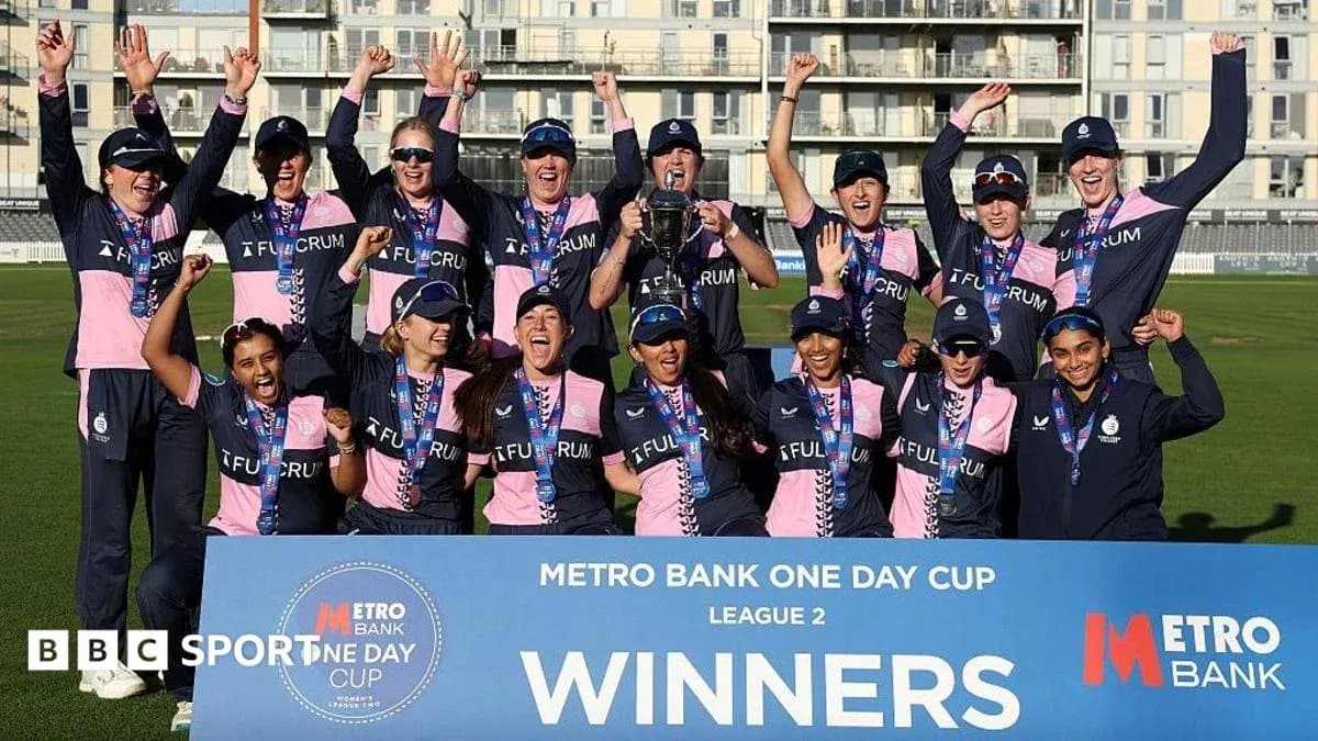 Equipo femenino celebrando victoria en el Metro Bank One Day Cup