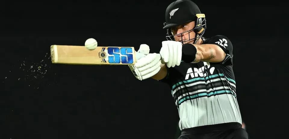 Jugador de cricket golpeando una pelota con un bate