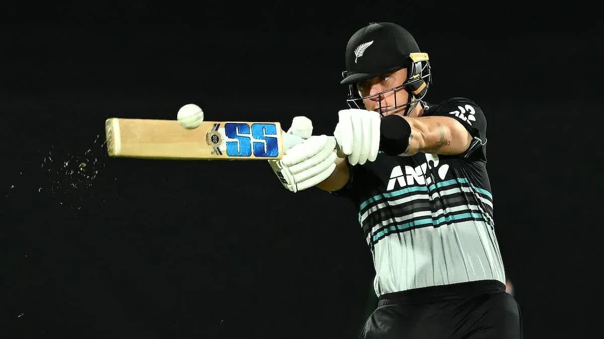 Jugador de cricket golpeando una pelota con un bate