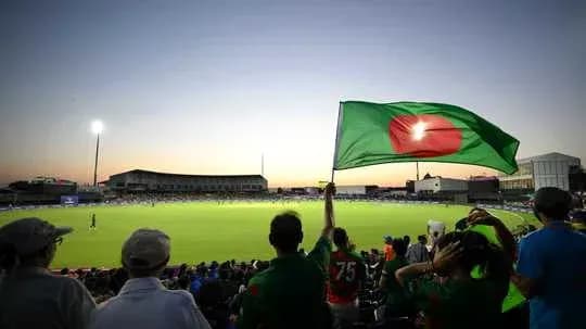 Aficionado agitando una bandera de Bangladés en el estadio