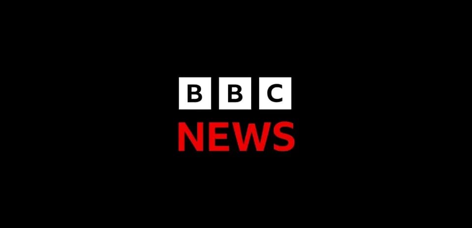 Logo de BBC News sobre fondo negro