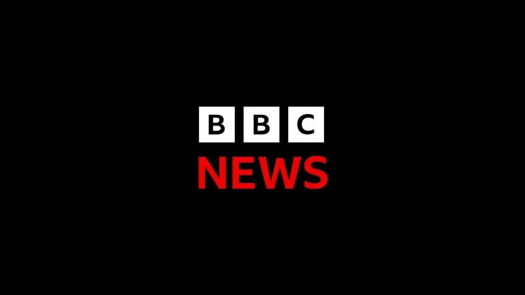 Logo de BBC News sobre fondo negro