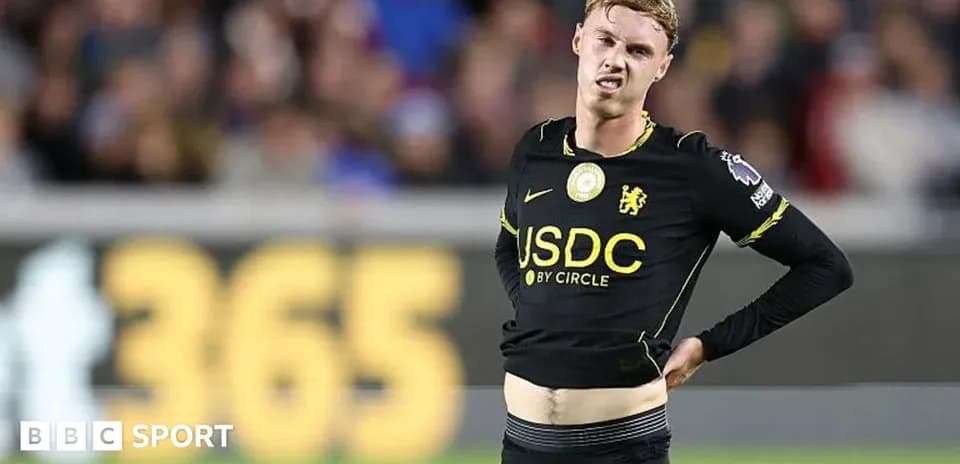 Jugador con camiseta negra en el campo de fútbol