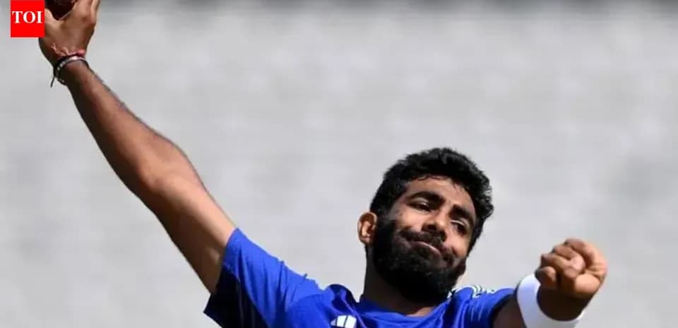 Jugador de cricket lanzando la pelota en entrenamiento