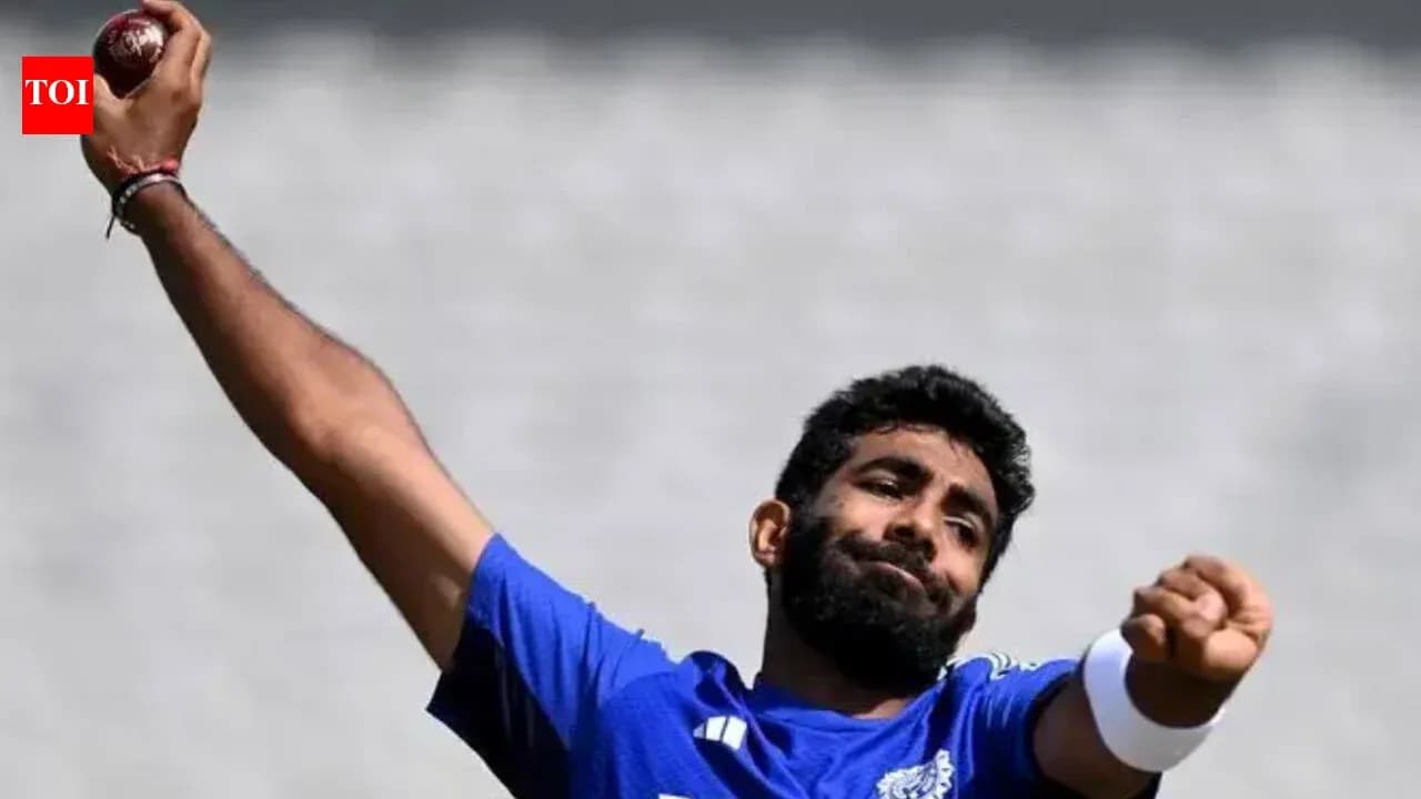 Jugador de cricket lanzando la pelota en entrenamiento
