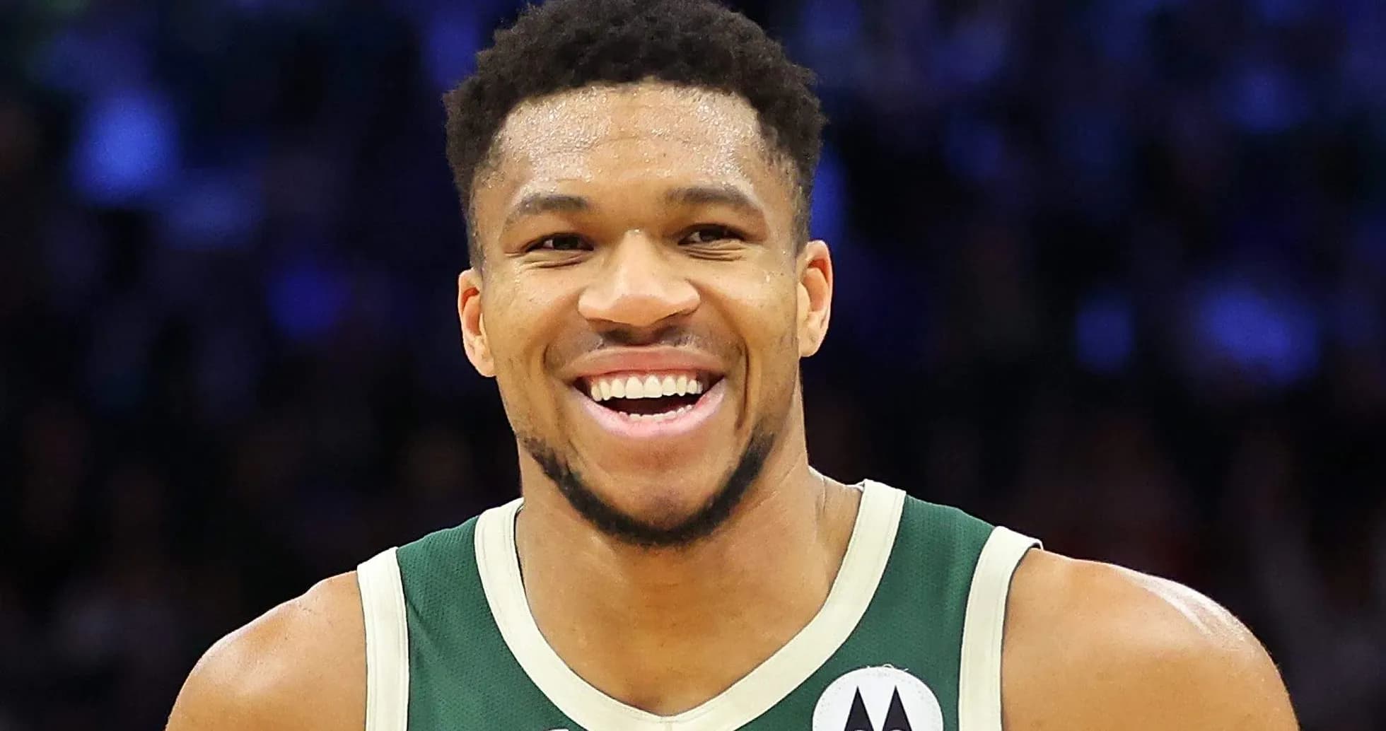 Jugador de baloncesto sonriendo en la cancha