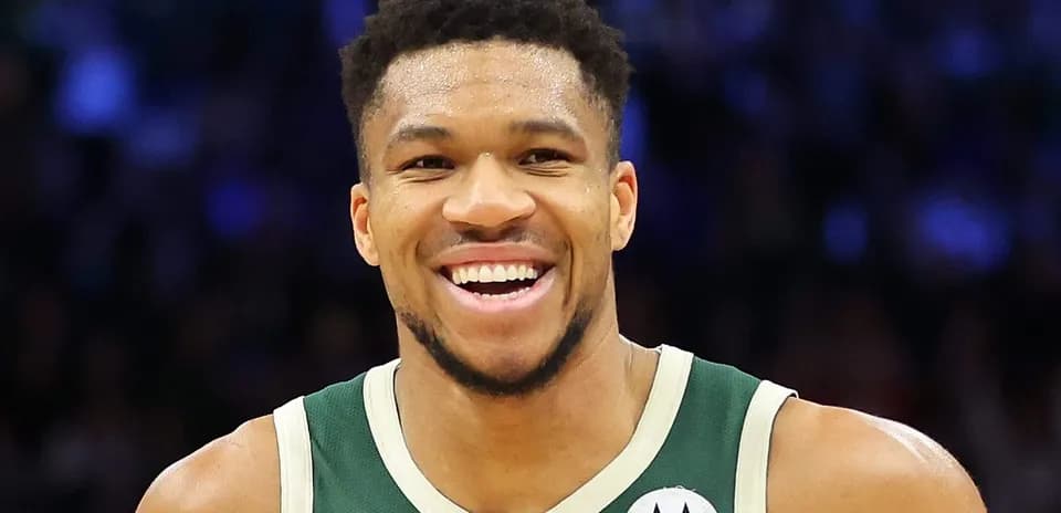 Jugador de baloncesto sonriendo en la cancha