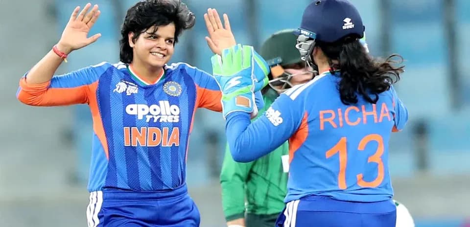 Jugadora de India celebrando con compañera tras wicket