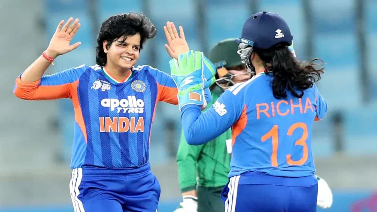 Jugadora de India celebrando con compañera tras wicket
