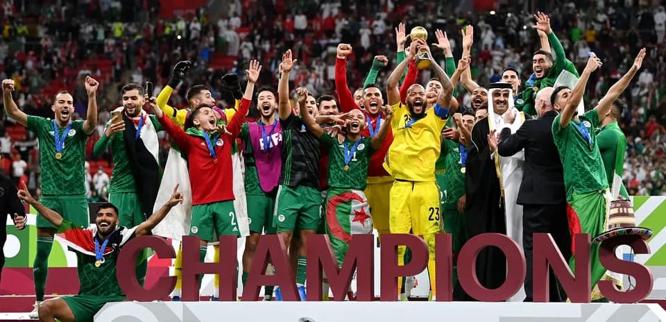 Equipo de Argelia celebrando el campeonato con trofeo