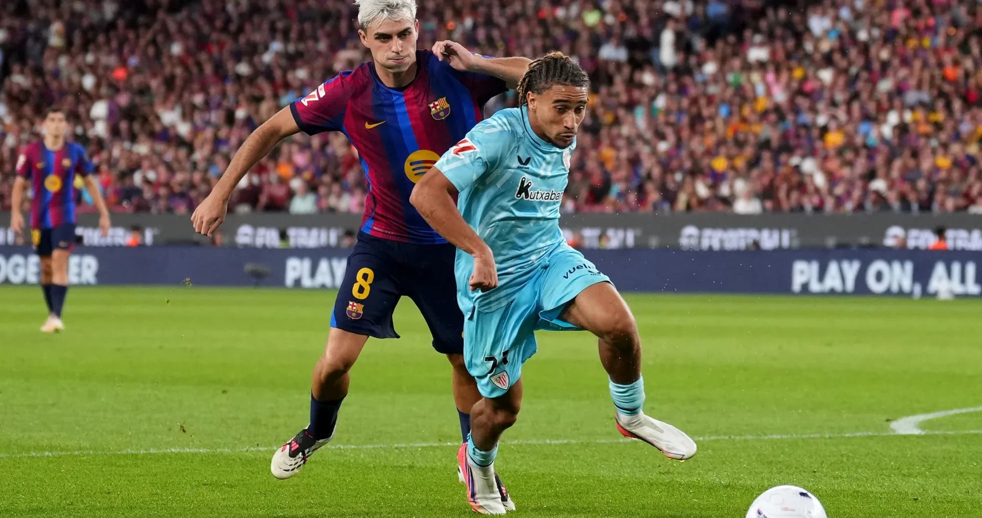 Jugador de Barcelona persigue a oponente durante el partido