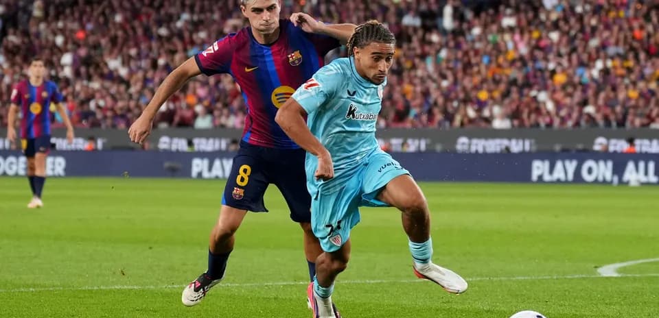 Jugador de Barcelona persigue a oponente durante el partido