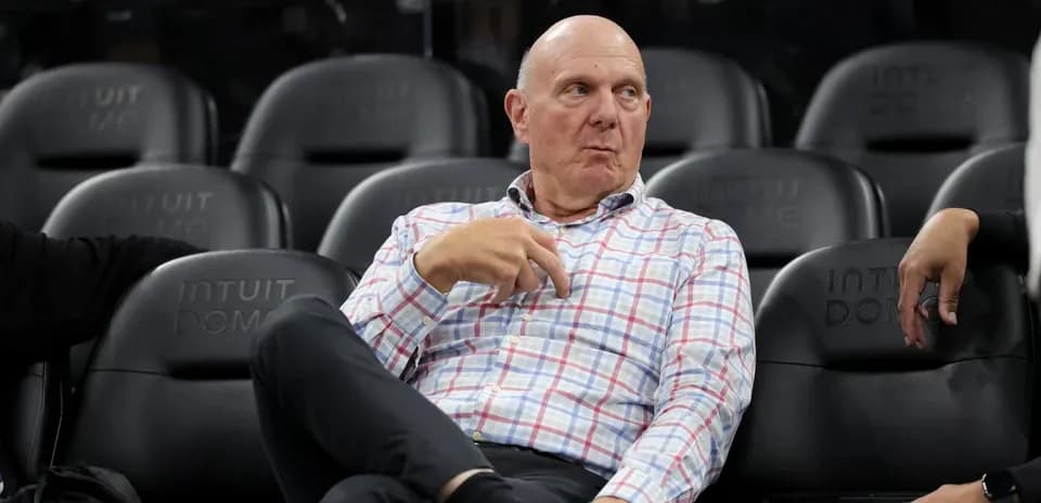 Hombre sentado en la banca de un estadio de baloncesto