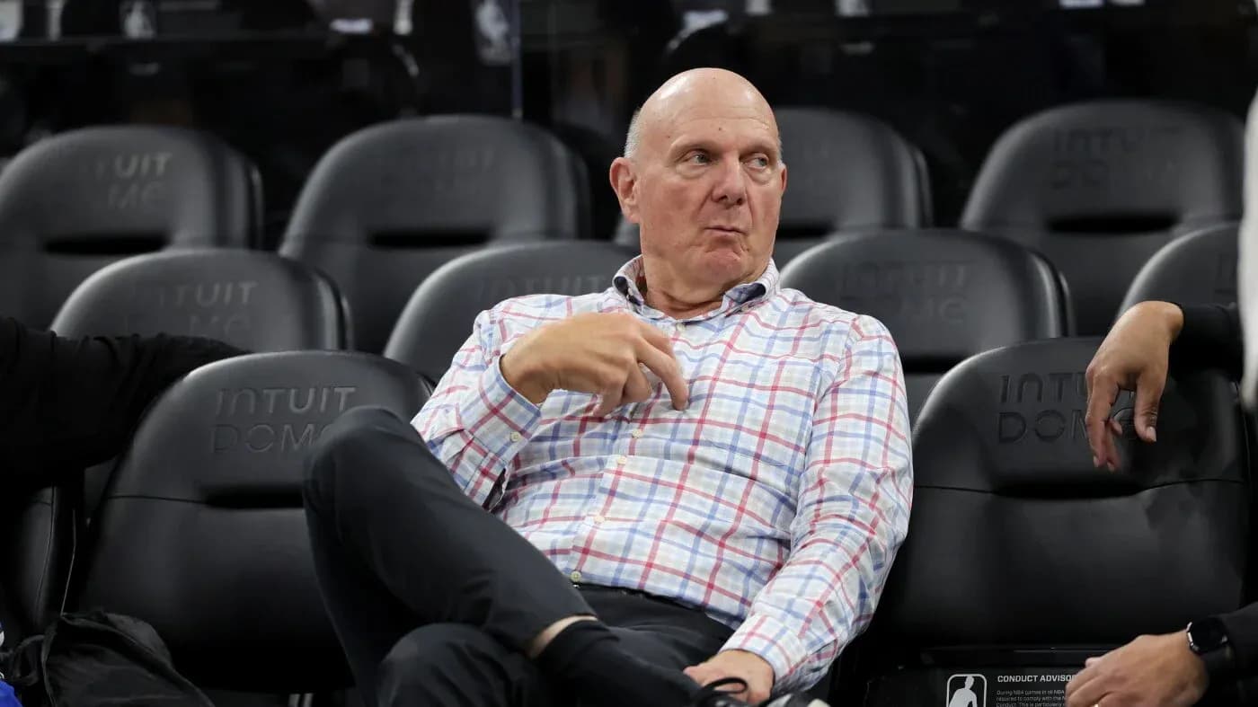 Hombre sentado en la banca de un estadio de baloncesto