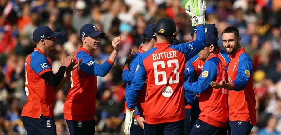 Jugadores de Inglaterra celebrando un wicket en el cricket