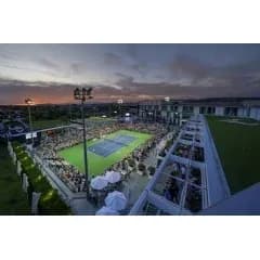 Vista del estadio de tenis con público al atardecer