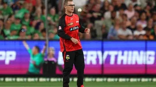 Jugador lanzando la pelota durante un partido