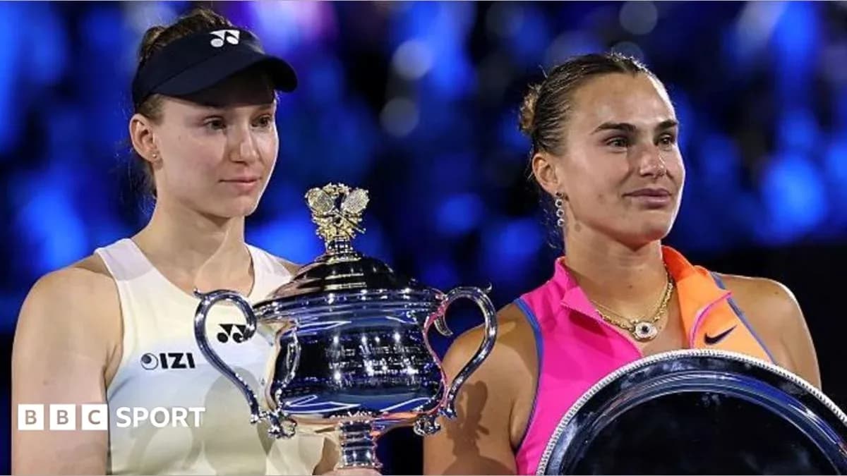 Jugadoras sosteniendo trofeos tras la final de tenis