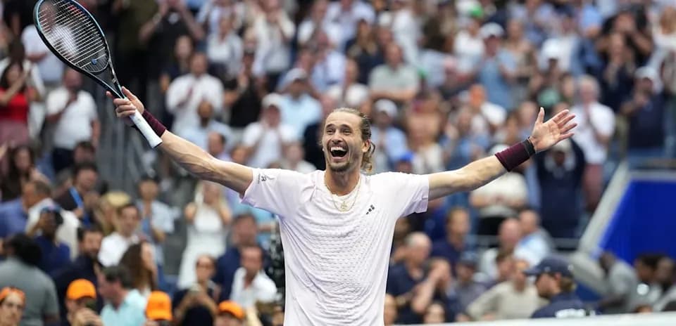 Jugador celebrando victoria en partido de tenis