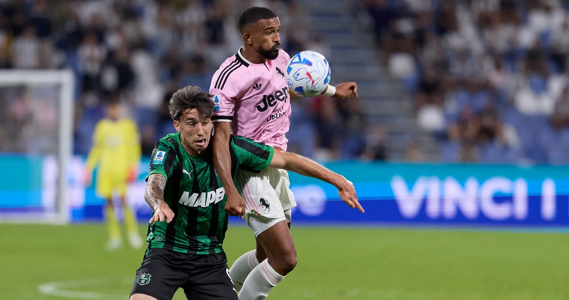 Jugadores de Juventus y Sassuolo disputando el balón