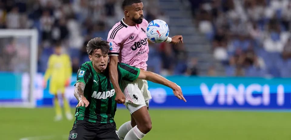 Jugadores de Juventus y Sassuolo disputando el balón