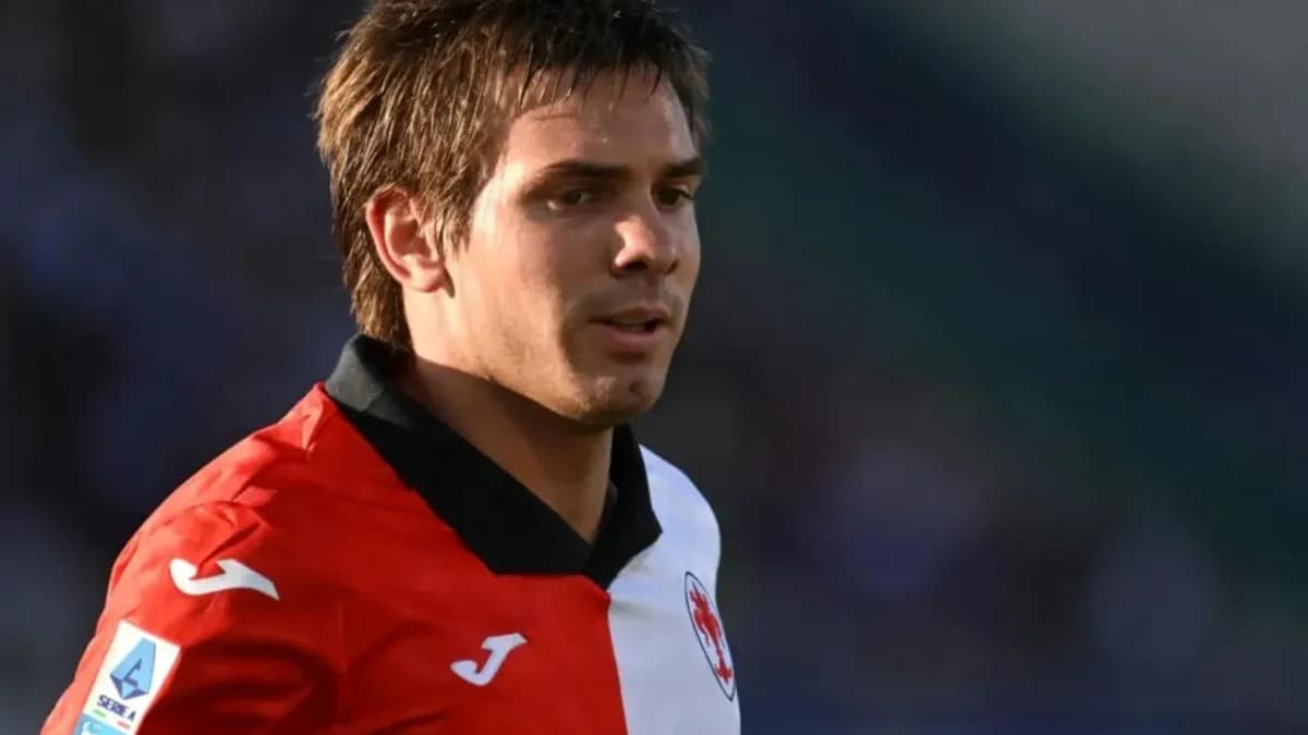 Jugador en acción con camiseta roja y blanca