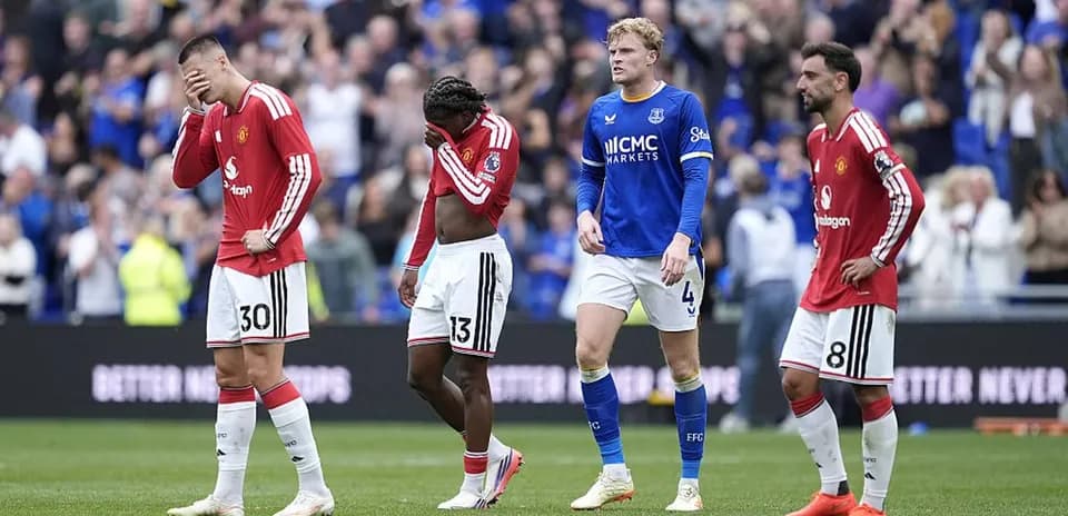 Jugadores de Manchester United tras la derrota en el partido