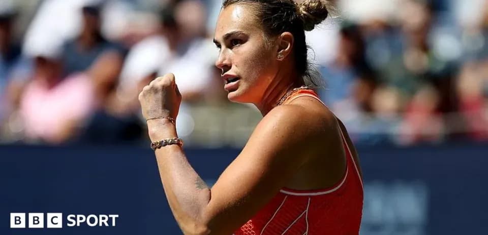 Jugadora de tenis celebrando durante un partido
