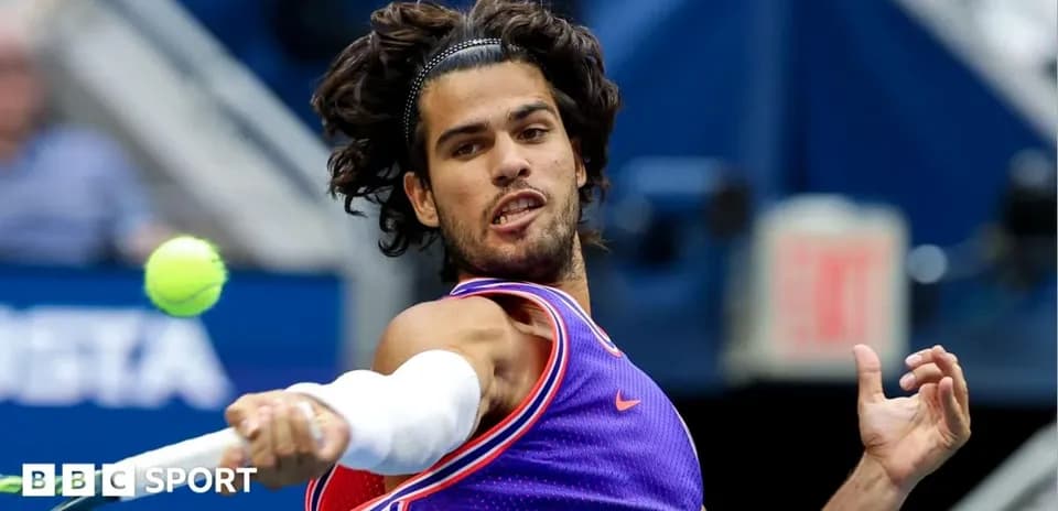 Jugador de tenis golpeando la pelota en partido