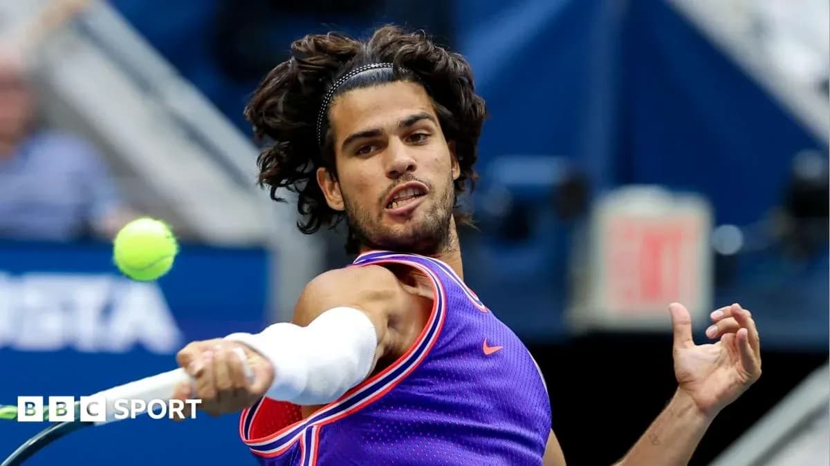 Jugador de tenis golpeando la pelota en partido