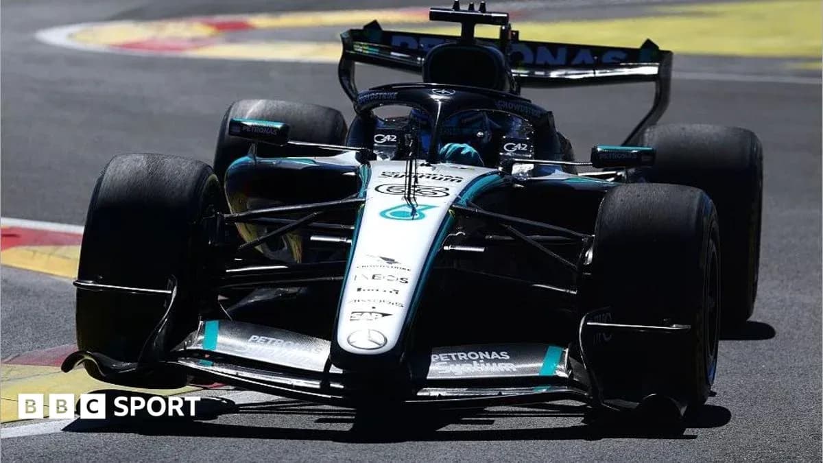 Coche de Fórmula 1 de Mercedes en la pista