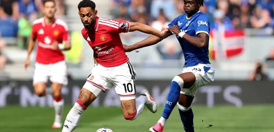 Jugador de Manchester United driblando ante rival de Everton