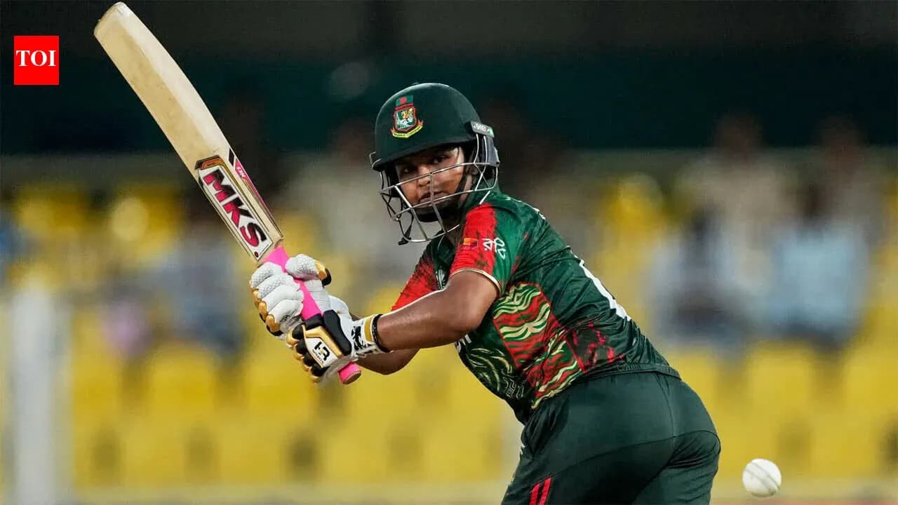 Jugador de cricket bateando durante el partido
