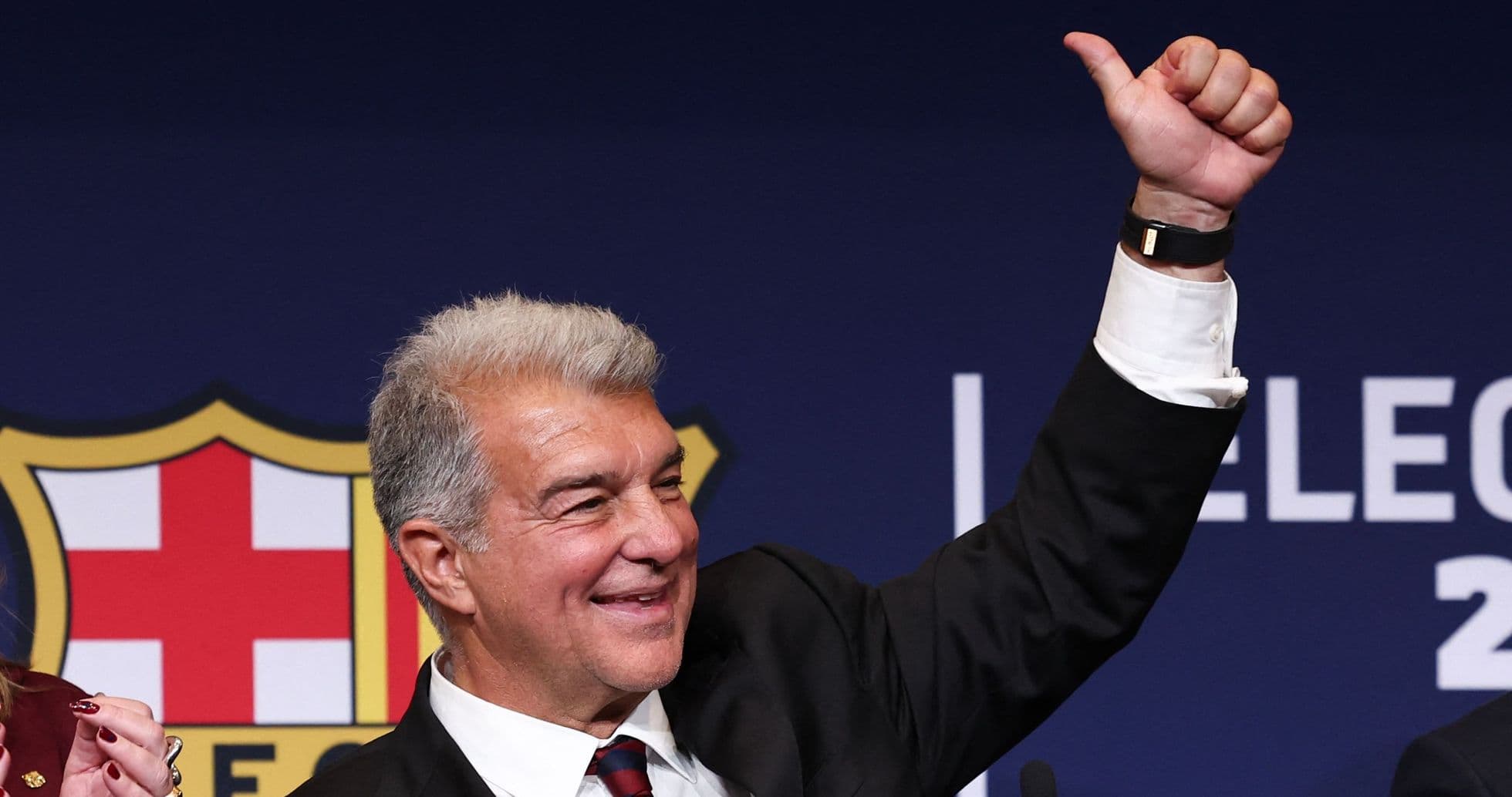 Presidente de Barcelona levantando el pulgar en evento