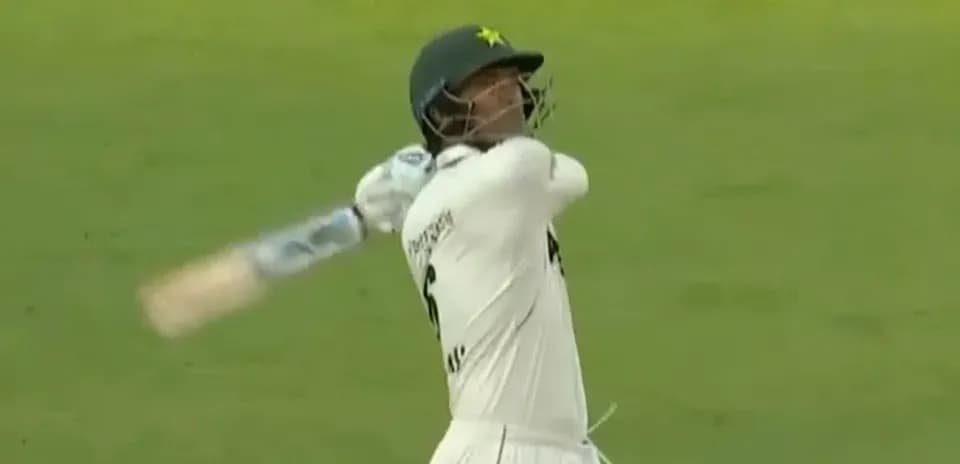 Bateador de Pakistán golpeando la pelota en el campo